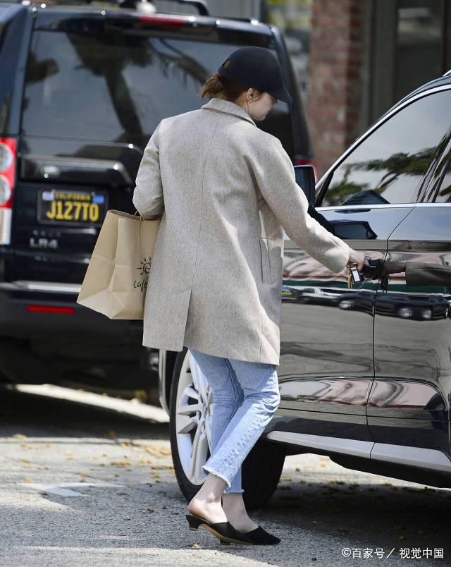 侧身一看就是一个行走的衣服架子,夹克上衣和牛仔裤的简约酷帅风完美